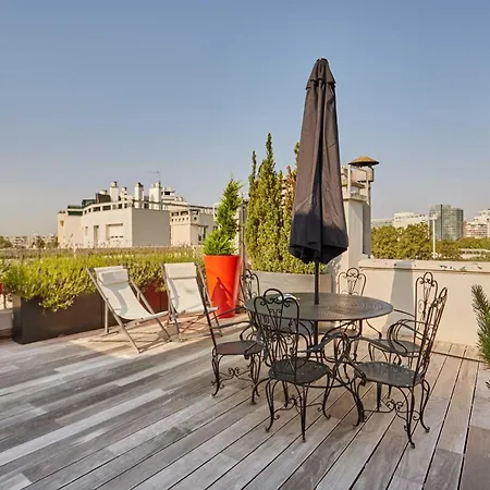 Very With Terrace نويي سور سين